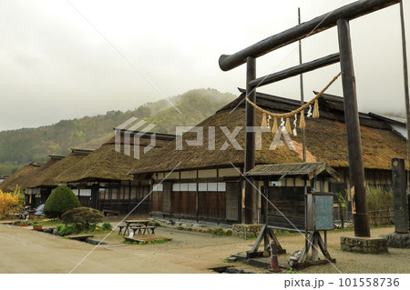 日本の原風景（茅葺屋根の町並み）　福島県下郷町大内宿 101558736