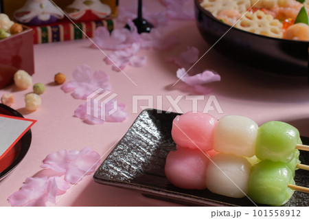 三色団子のクローズアップとひな祭りのその他の代表的な食べ物 101558912