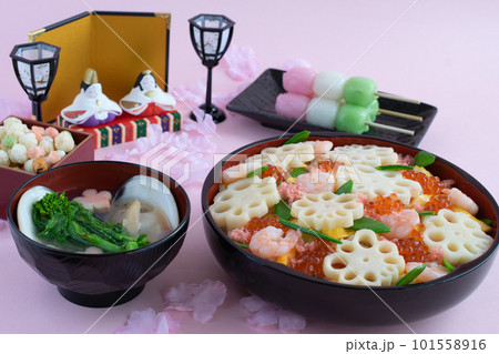 桃色の背景に並ぶ散らし寿司などのひな祭りの代表的な食べ物 桃色の背景に並ぶ散らし寿司などのひな祭りの代表的な食べ物 101558916