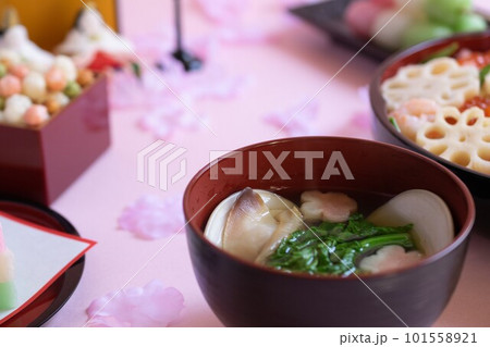 ハマグリのお吸い物のクローズアップとひな祭りのその他の代表的な食べ物 ハマグリのお吸い物のクローズアップとひな祭りのその他の代表的な食べ物 101558921