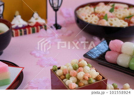 ひなあられのクローズアップとひな祭りのその他の代表的な食べ物 101558924