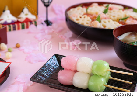 三色団子のクローズアップとひな祭りのその他の代表的な食べ物 101558926
