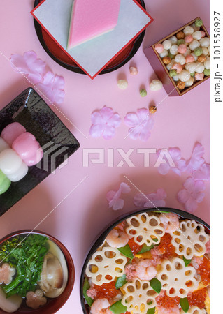 桃色の背景に並ぶ散らし寿司などのひな祭りの代表的な食べ物の俯瞰 101558927