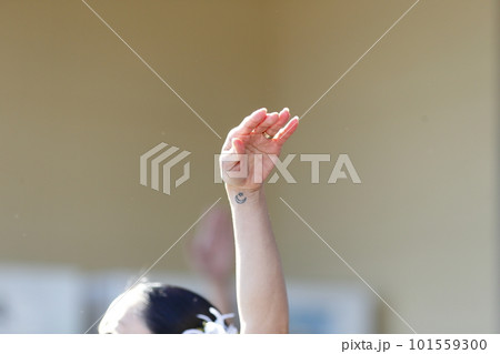 フラダンスを踊る女性の手 フラダンスを踊る女性の手 101559300