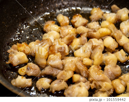 鶏軟骨をフライパンで焼く(塩焼き)。 鶏軟骨をフライパンで焼く(塩焼き)。 101559442