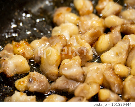 鶏軟骨をフライパンで焼く(塩焼き)。 101559444