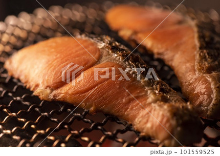 新鮮な鮭の七輪の炭火焼き 101559525