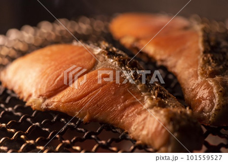 新鮮な鮭の七輪の炭火焼き 101559527