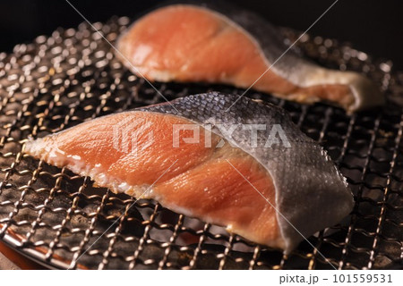 新鮮な鮭の七輪の炭火焼き 101559531
