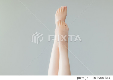 若い女性の足　脚　ボディパーツ 101560183