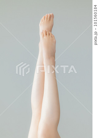 若い女性の足　脚　ボディパーツ 101560184