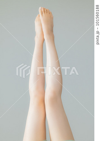 若い女性の足　脚　ボディパーツ 101560188