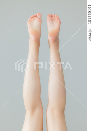 若い女性の足　脚　ボディパーツ 101560191