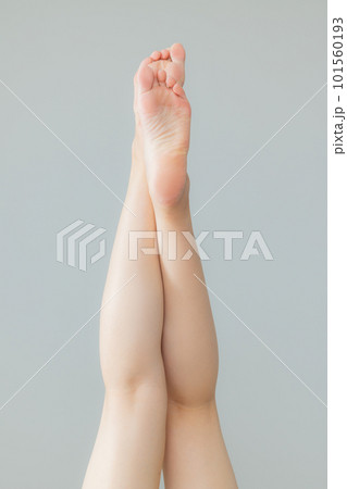 若い女性の足　脚　ボディパーツ 101560193