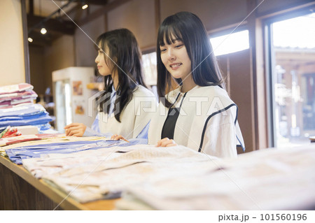温泉施設で浴衣を選ぶ若い女性 101560196