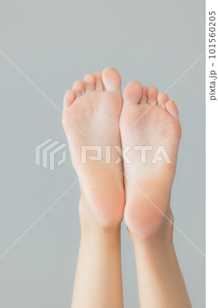 若い女性の足 若い女性の足 101560205