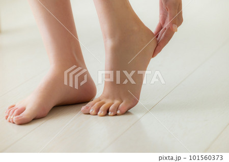 足を触る女性 101560373