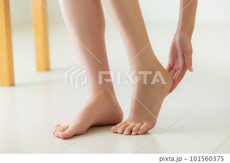 足を触る女性 101560375