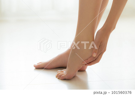 足を触る女性 101560376