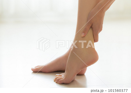 足を触る女性 101560377