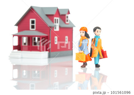 miniature people. romantic couple of young people near the house model  101561096