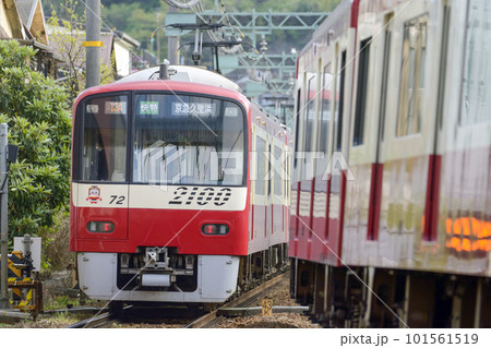 走行中の京急快特【京急2100形】京急久里浜行き通勤電車の写真素材 