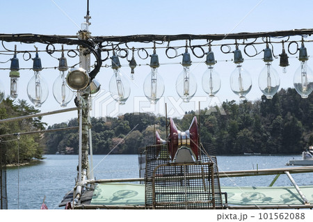 イカ釣り漁船に設置された集魚灯 101562088