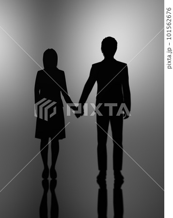 手を繋ぐ若者男女シルエット　暗　3Dイラストレーション　縦 101562676