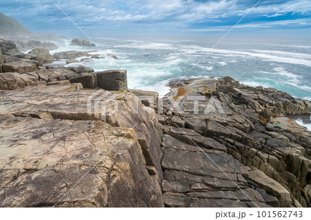 「岩手県」巨大な岩と海岸線が連なる侍浜の風景 「岩手県」巨大な岩と海岸線が連なる侍浜の風景 101562743