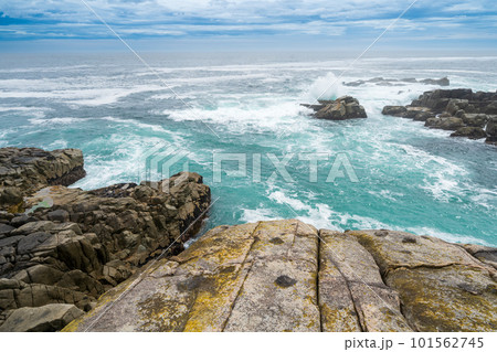 「岩手県」巨大な岩と海岸線が連なる侍浜の風景 「岩手県」巨大な岩と海岸線が連なる侍浜の風景 101562745