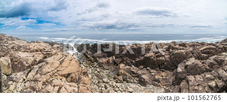 「岩手県」巨大な岩と海岸線が連なる侍浜の風景 「岩手県」巨大な岩と海岸線が連なる侍浜の風景 101562765
