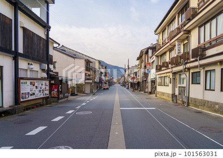 早朝の城崎温泉 メインストリートの商店街 早朝の城崎温泉 メインストリートの商店街 101563031