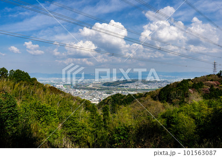 大阪府の若山の島本展望所からみる淀川への三河川合流の景色 101563087