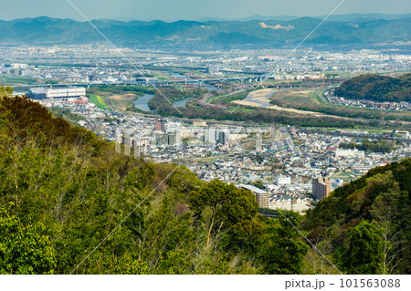 大阪府の若山の島本展望所からみる淀川への三河川合流の景色 大阪府の若山の島本展望所からみる淀川への三河川合流の景色 101563088