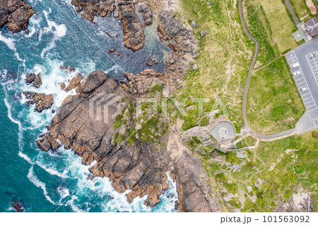 「青森県」ドローンで上空から葦毛崎展望台を望む・八戸市 101563092