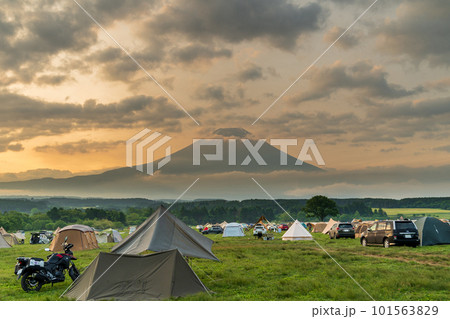 「静岡県」富士山が見えるキャンプサイトから望む朝焼け 101563829