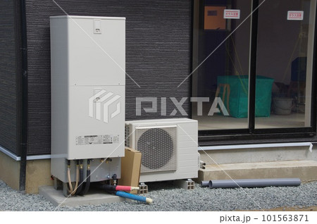 新築工事現場での温水器の設置した様子 101563871