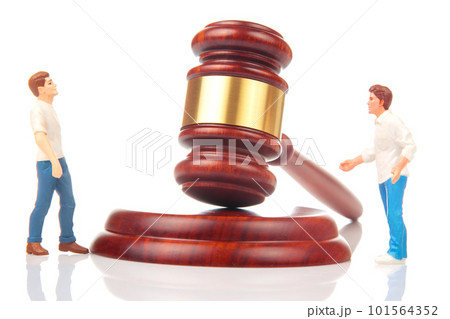 Miniature people. people solve dispute and relationship near gavel of law and justice 101564352