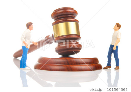 Miniature people. people solve dispute and relationship near gavel of law and justice 101564363
