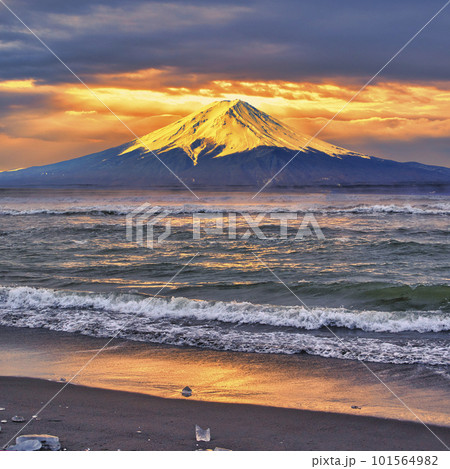 日の出の太平洋と富士山合成 101564982