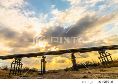 冬の木津川流れ橋 101565161