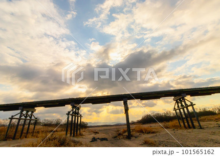 冬の木津川流れ橋 101565162