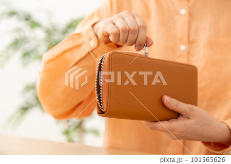 財布を持つシニア女性の手元 101565626