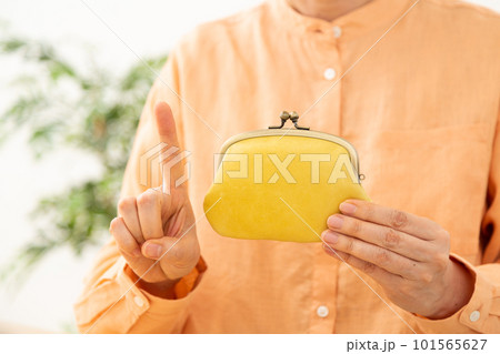 財布を持つシニア女性の手元 財布を持つシニア女性の手元 101565627