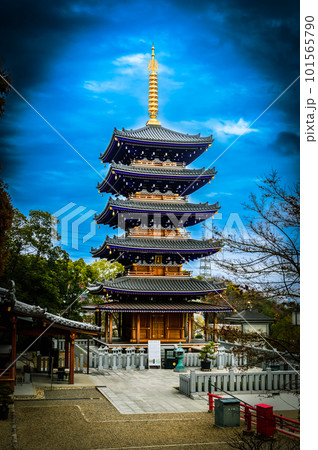 夕暮れの中山寺の五重塔と青空、1月23日、日本 101565790