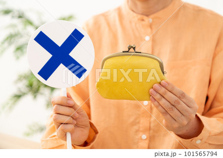 財布を持つシニア女性の手元 101565794