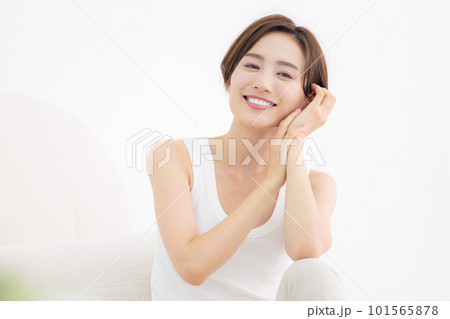 ビューティーイメージ タンクトップを着ている女性のポートレート ビューティーイメージ タンクトップを着ている女性のポートレート 101565878