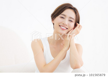 ビューティーイメージ　タンクトップを着ている女性のポートレート 101565879