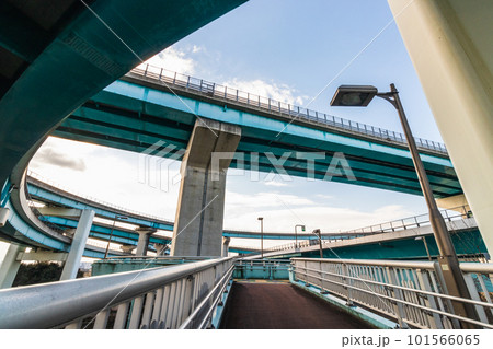 ジャンクションのある交差点の歩道橋 101566065