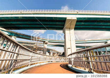 ジャンクションのある交差点の歩道橋 ジャンクションのある交差点の歩道橋 101566066